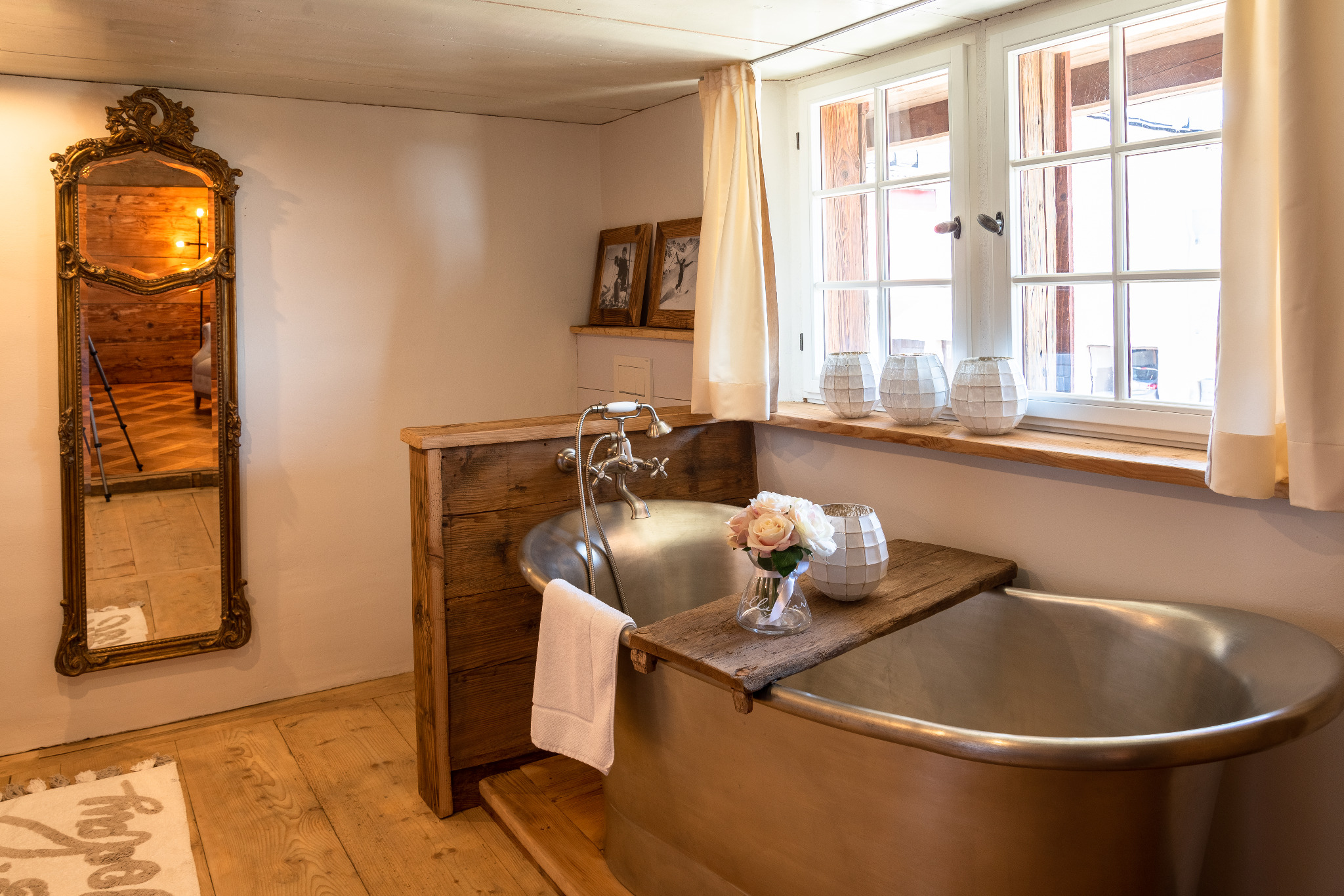 keiserskammer-bettwil-zimmer-bedandbreakfast-lilienzimmer-badewanne antik